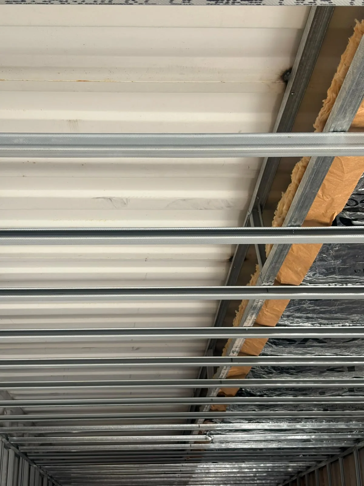 Perfilería metálica instalada bajo la cubierta de una obra